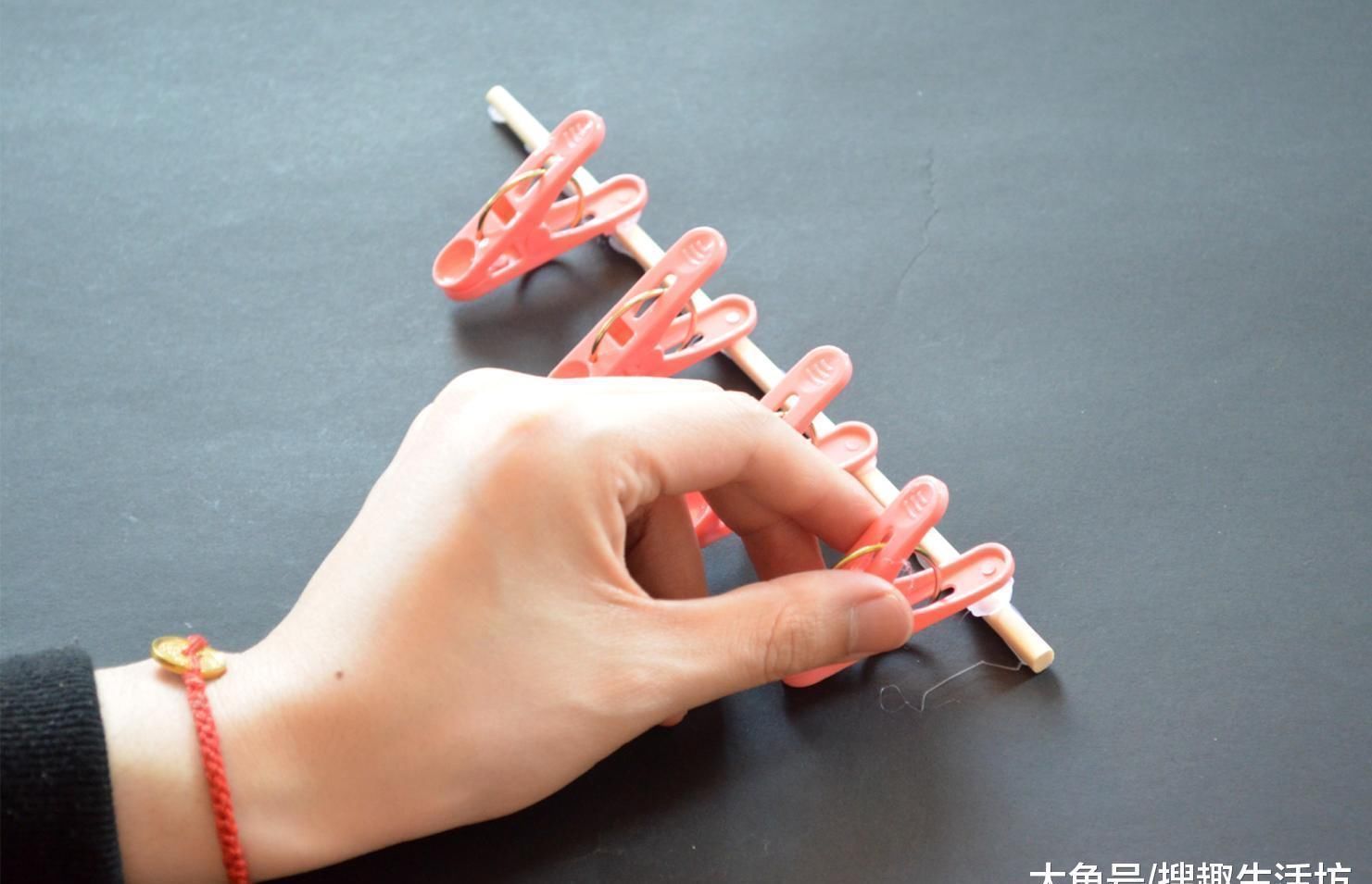 卫生间|塑料夹子粘在筷子上, 放在卫生间有大用处, 解决了家家户户的烦恼