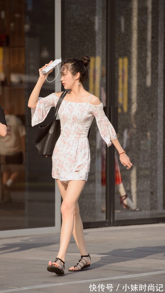 凉拖|街拍,撞色条纹连衣裙与厚底凉拖的搭配,让你清凉一夏!