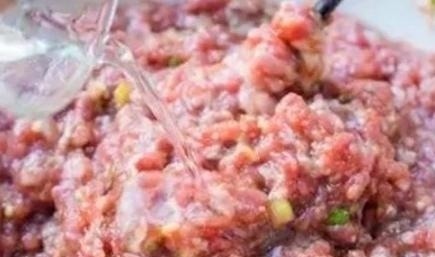爱吃肉馅饺子的朋友记住“盐水油”口诀，饺子鲜嫩多汁，比买的还好吃