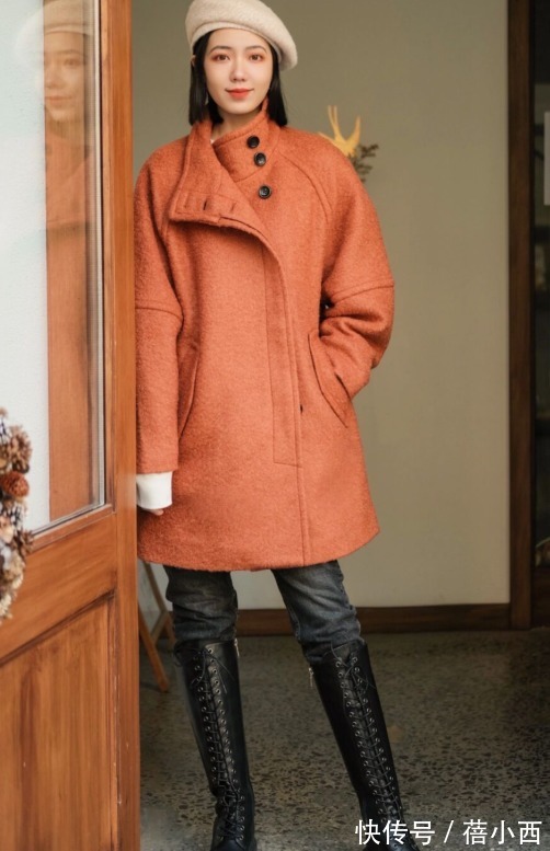 穿搭 2022不流行露脚踝,聪明女人更爱“塞裤脚”,这样穿搭时髦又显瘦