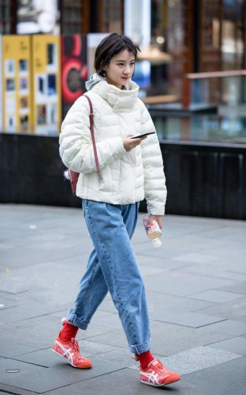 散发出|气质的街拍清纯迷人的美女,散发出时尚风情