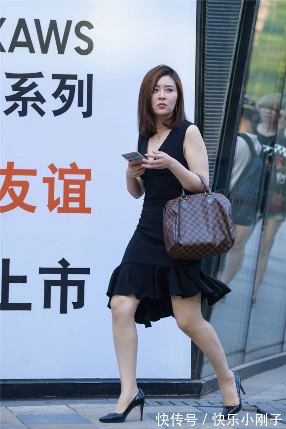 黑色 驾驭黑色深V领修身裙，美的清爽又显成熟气质，优雅美丽挡不住