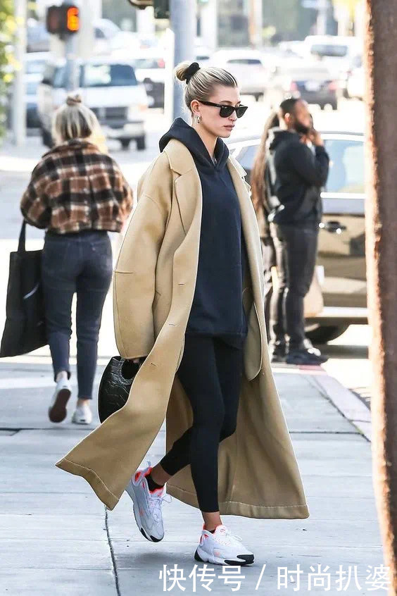 卫衣套装+大衣保暖又流行！可连维密超模上身也臃肿，怎么破？