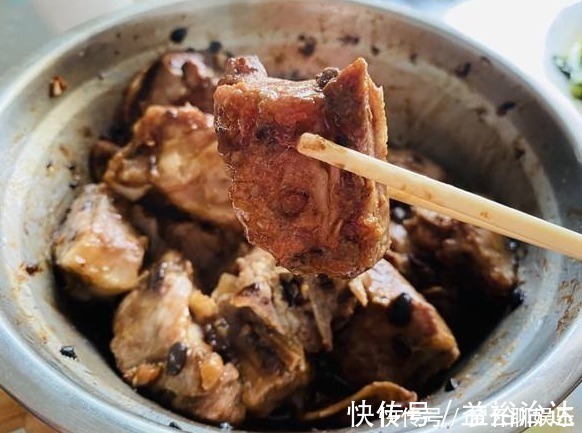 血水|无论排骨怎么做，都不要先焯水，学会这一招，排骨不柴不腥，好吃