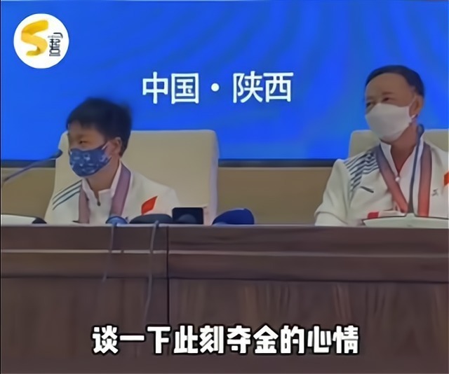 全红婵|全红婵获奖感言逗笑记者!红姐玩起冷幽默,为何下意识躲闪教练?