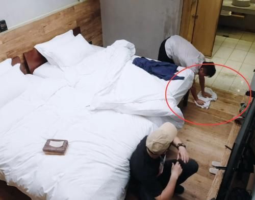 鹿晗朝邓超房间泼水,邓超拿浴巾擦地引热议,以为导演会剪掉