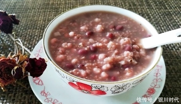 女人50岁后,早餐多喝“美容粥”,补气养胃防衰,告别“黄脸婆”