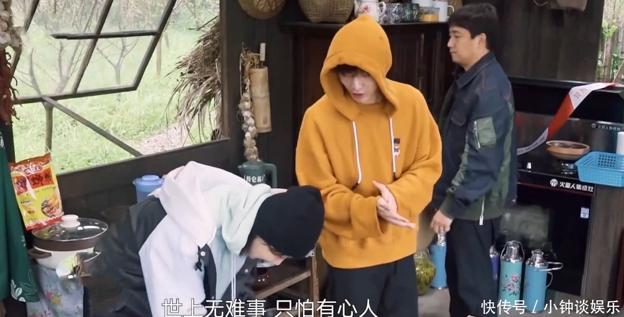 擂茶 杨紫说擂茶难磨,张艺兴拍了她一次背四次手鼓励,还说:我帮你弄