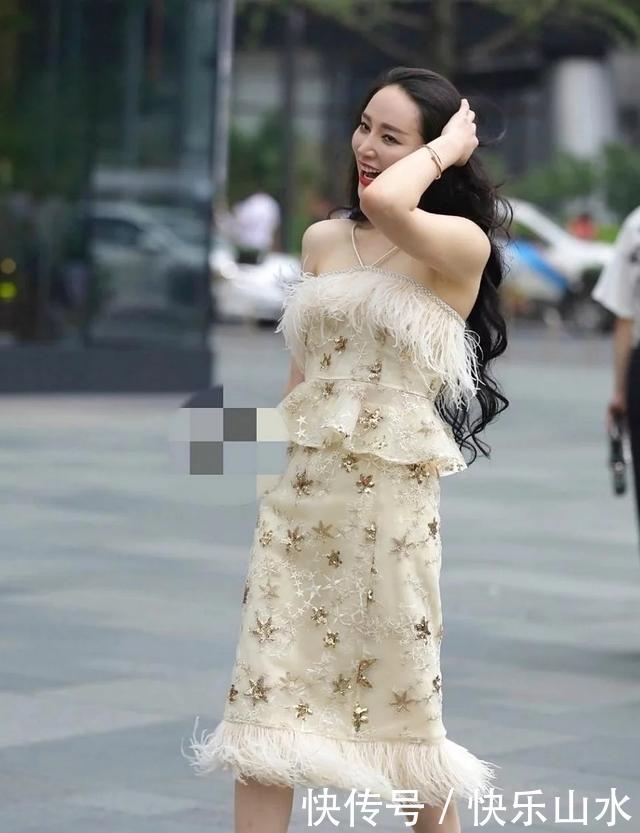 吊带|街拍美女这套吊带低胸装很展示身材