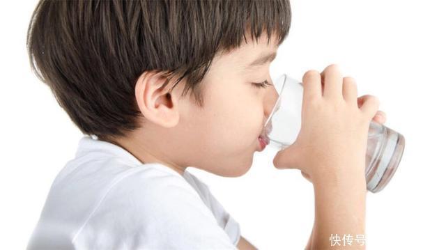 医生|3岁孩子误吃502胶水,妈妈这应急办法,医生:平时没少学习