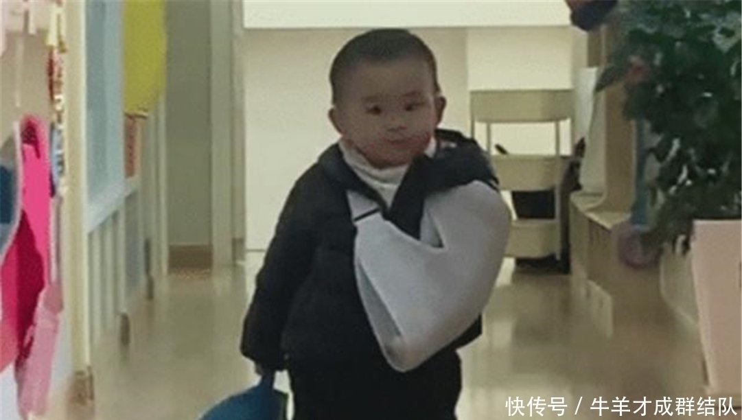 一手|宝宝“带伤”上幼儿园走红,一手打石膏一手拎书包,网友:太霸气