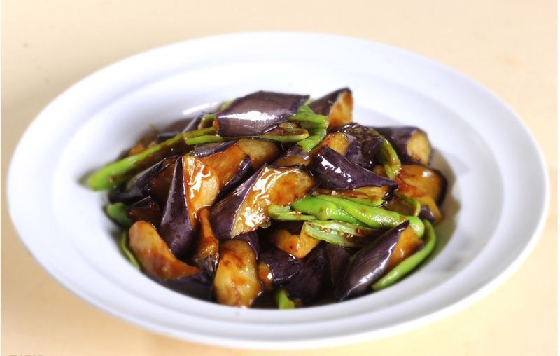 茄子|茄子别用来焖了,这么炒营养又好吃!上桌就被抢光,大人小孩都爱