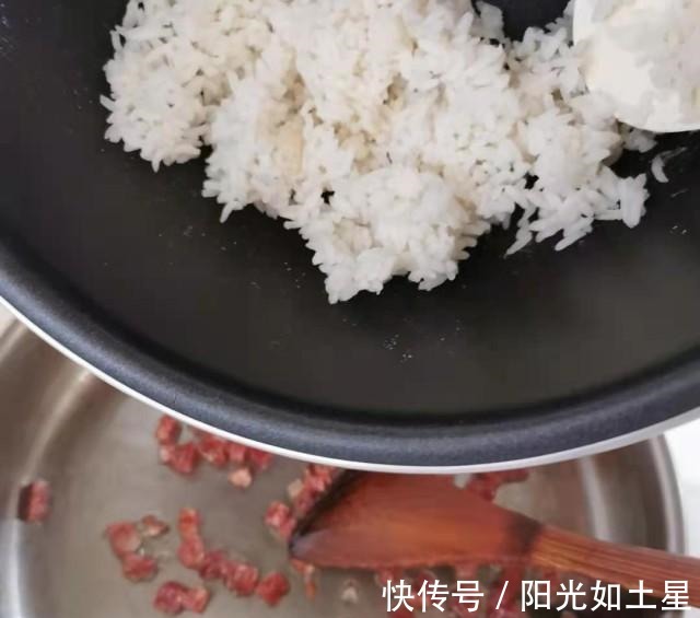 腊肠炒饭|腊肠炒饭,简单营养又好吃!
