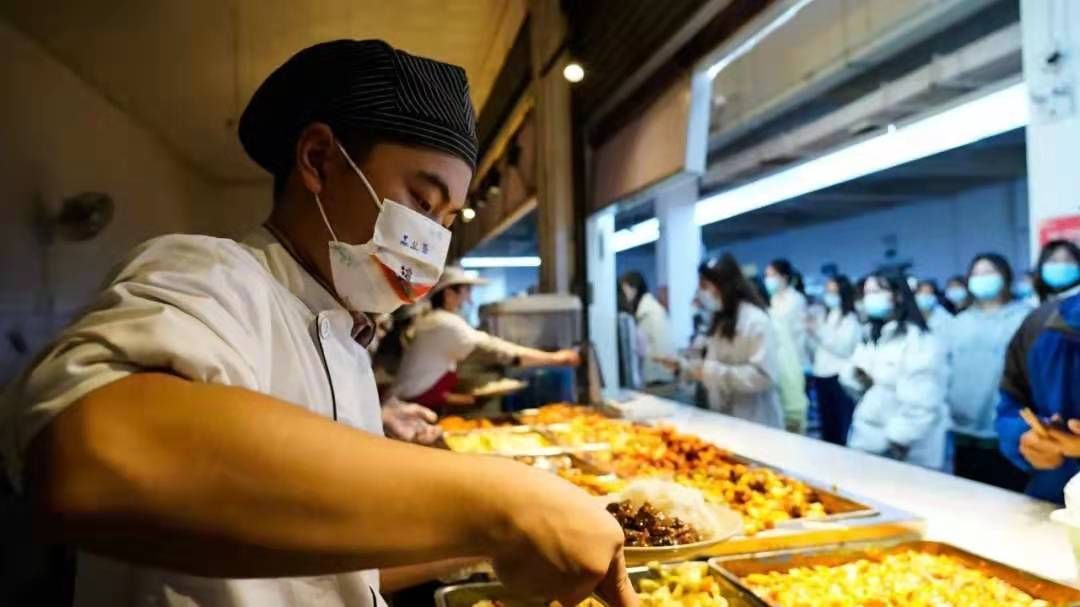 学院|成都一学院食堂厨师黄码无法入校 烹饪专业学生临时救场 同学们点赞：“打得多，盖子都盖不上”