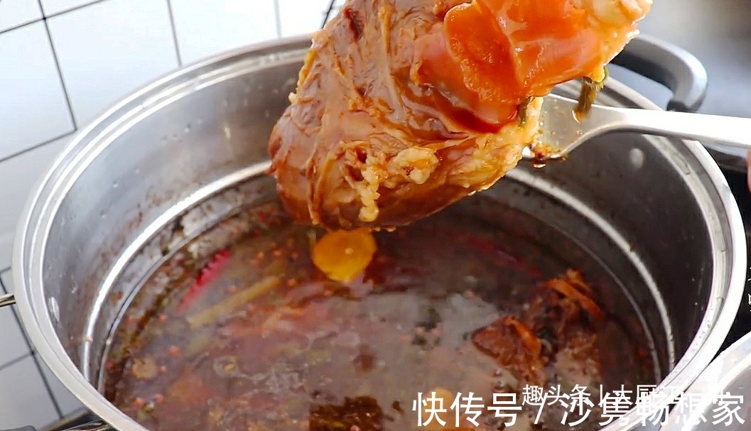 牛腱子肉|过年在家卤牛肉,牢记这个详细配方,牛肉五香浓郁,怎么切都不散