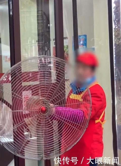  排长龙|电风扇驱客？隔壁店铺顾客排长龙，卤味店不得已使歪招