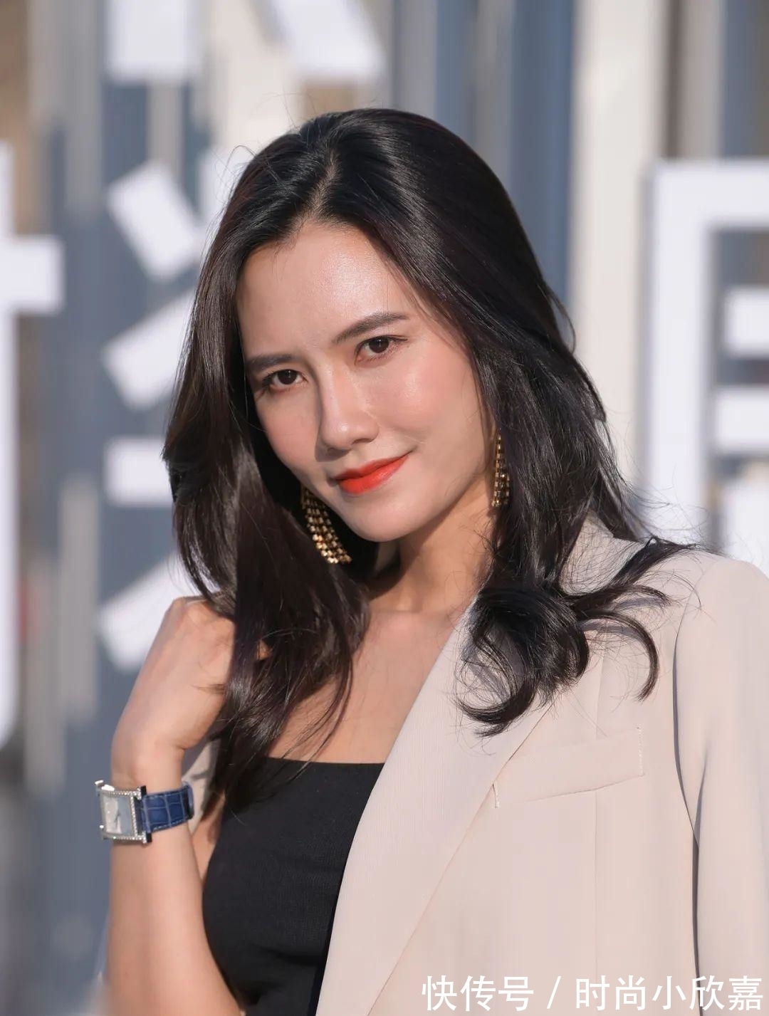 小姐姐 标准女老板的搭配,看起来贵气十足