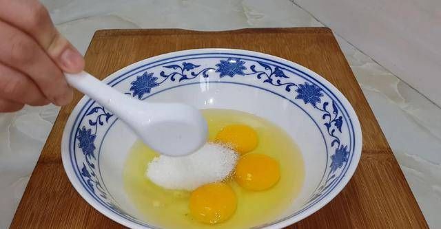 保鲜膜|面包很好吃,有4个鸡蛋,又软又甜,不用烤箱你就能成功