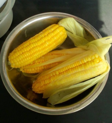煮玉米最忌直接用清水,30年大厨教你多放2样,玉米清甜软糯好吃