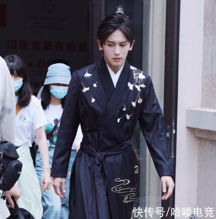 养眼|张哲瀚开录《最后的赢家》，男嘉宾古装养眼，唯一女MC成亮点