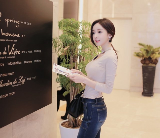 香芋|牛仔裤怎么才能穿得时髦?孙允珠这几种搭配可参考，个性十足