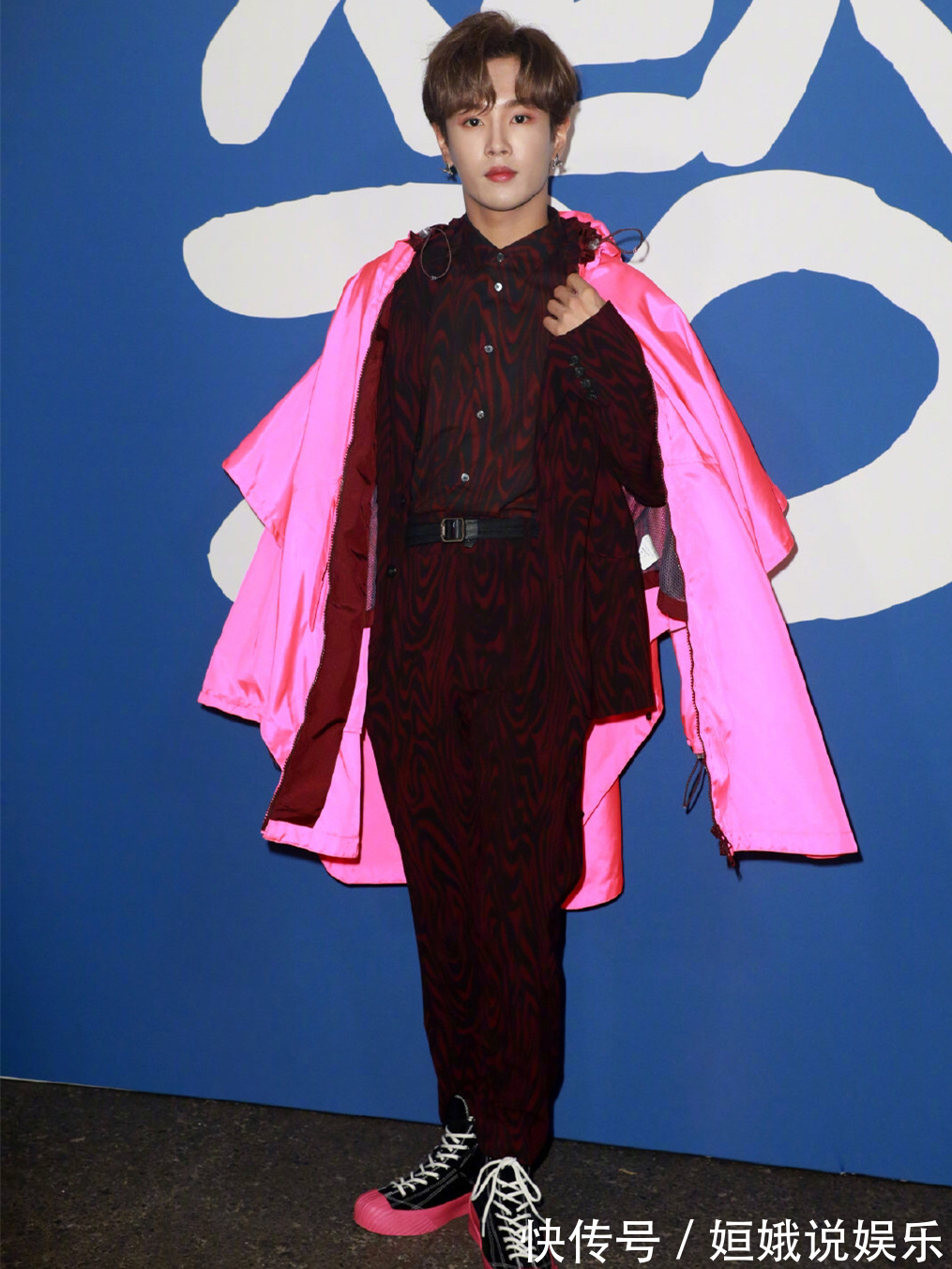 斑馬紋|李汶翰衣品成謎明明西裝造型這么帥,卻還硬要搭配熒光粉斗篷