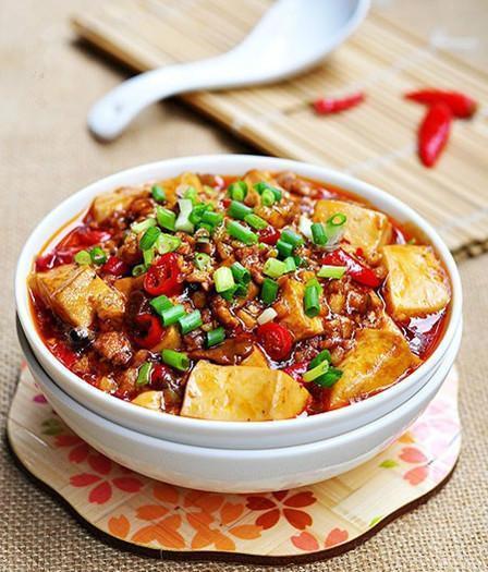 天冷了菜冷得快,吃点热乎的暖和,一家人围着吃