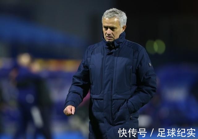 下课|去二流球队也不行?罗马球迷狂喷穆里尼奥:赶紧拎箱子走人!