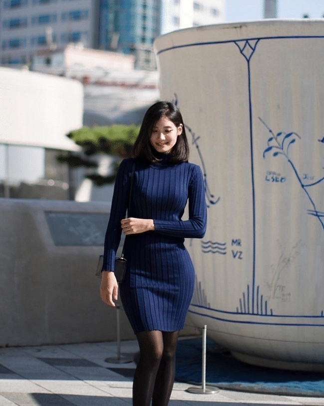 美女|针织包臀裙展示凹凸迷人身姿,散发迷人成熟气质!