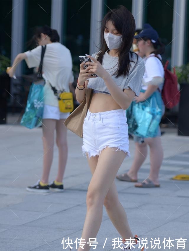 俏皮可爱|超短上衣搭配小仙女风的毛边裤,俏皮可爱,充满朝气
