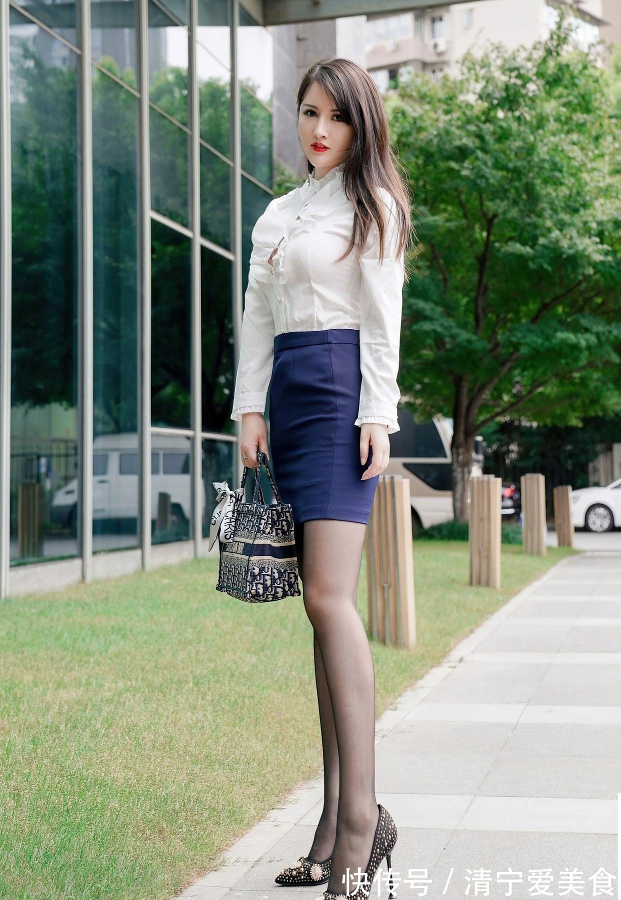 高跟鞋 潮流穿搭:白色衬衫搭配蓝色高腰短裙