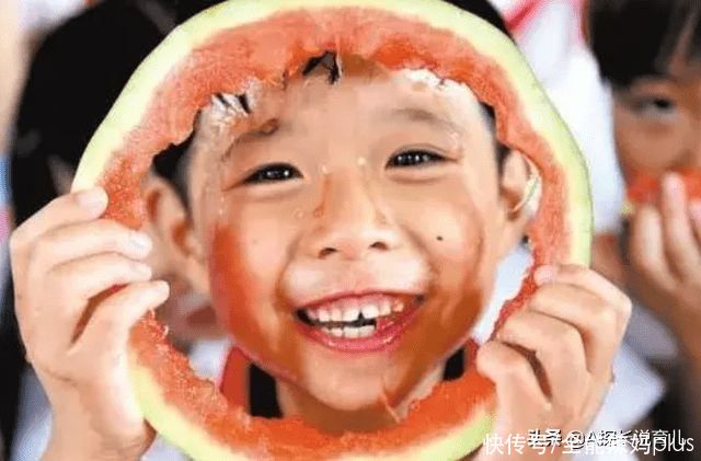 孩子|小宝宝能吃西瓜吗？医生：小于这个年龄要忌口，影响身体健康