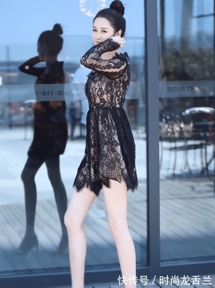 连衣裙 新上任的“腿精”女主管,第一天上班打扮得很洋气,男同事都心动了