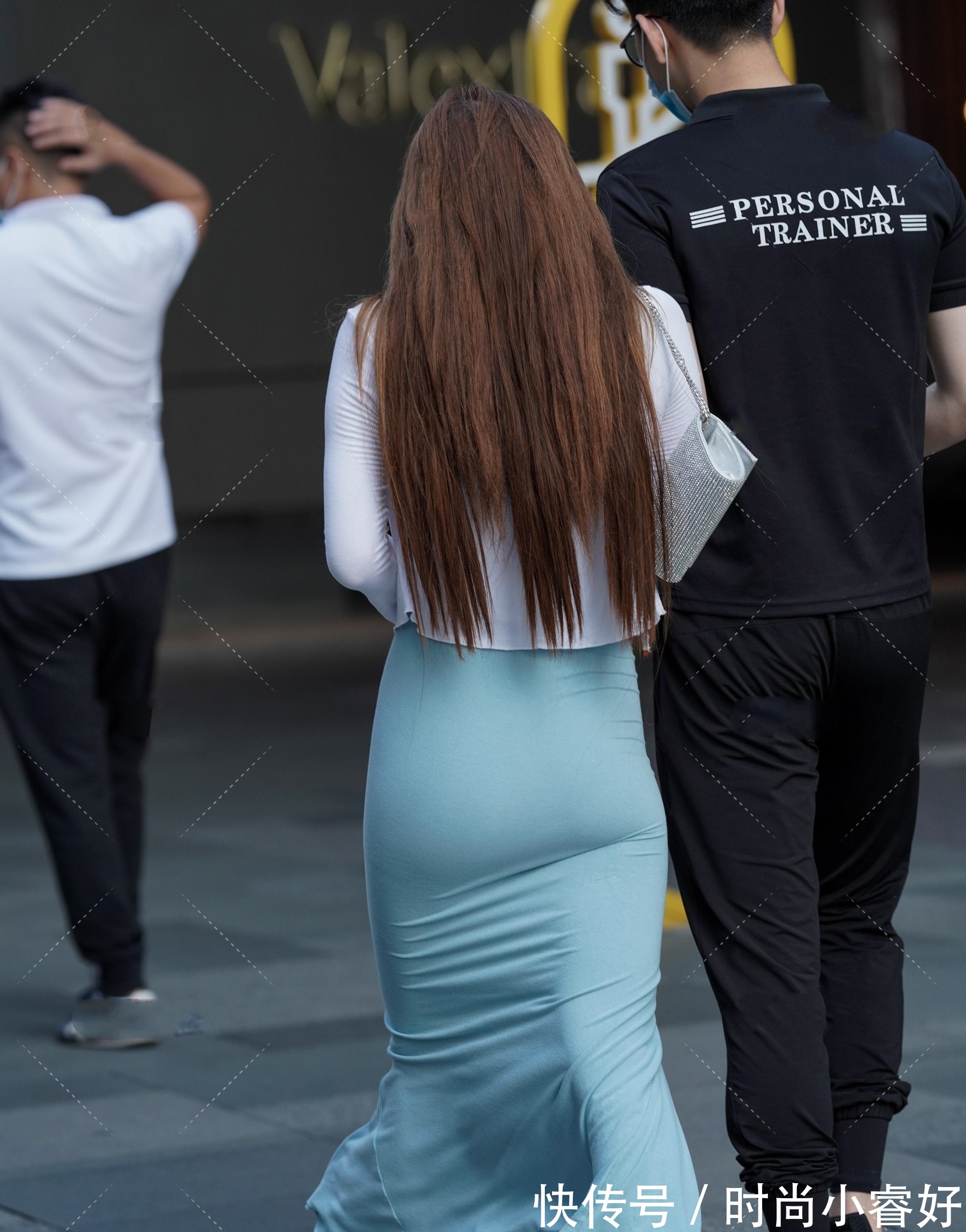 裙装 湖蓝色华丽鱼尾裙搭配洁白短上衣,清爽大气,时尚华丽