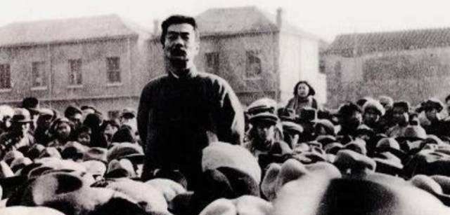 北大#鲁迅受邀去北大上课,一开口学生哄堂大笑,听了会后全体肃然起敬!