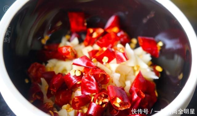 秋葵焯水,有人放油有人放盐,都不对,加2勺它,颜色青翠不变黄