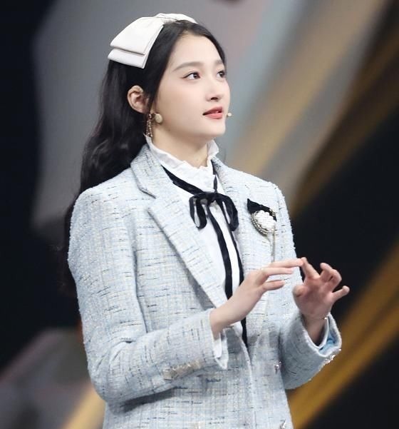 宋亚轩依旧是王牌局外人，收官聚会坐在边上，距离让人心疼！