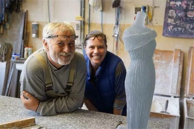 时装秀|艺术家用500斤玻璃做出重磅婚纱,惊艳时装秀,网友吐槽透明的怎么穿