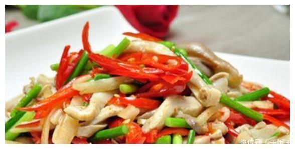 美食精选：香椿拌鱼片，金针菇炒青椒肉丝，辣爆肚丝，土豆披萨的做法