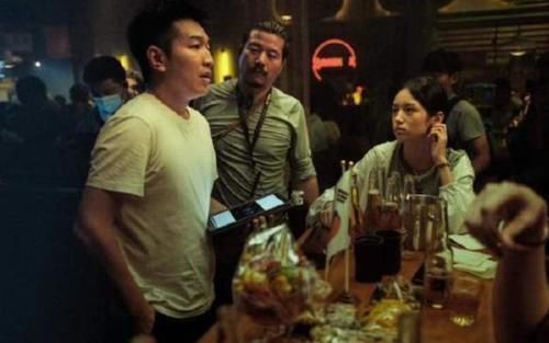 周也汗流浃背还不忘哄孩子,素颜五官精致,皮肤状态媲美小孩