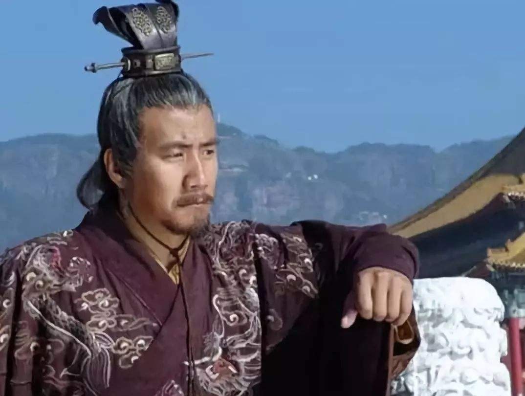 错怪|武将行事嚣张被误认为造反,殿堂上脱下衣服,皇帝:朕错怪你了