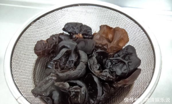 白头发|白头发多的人，常吃这种天然“乌发剂”，头发乌黑、延缓衰老