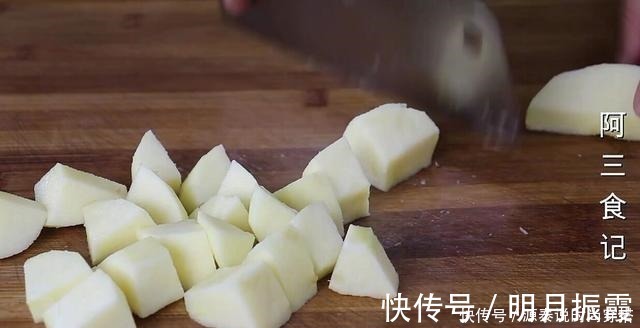 天冷了，苹果别直接吃，淋入鸡蛋液，香甜酥脆又解馋，比肉还香