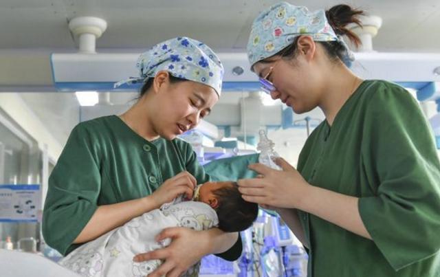 年轻|年轻妈妈生下“黑人宝宝”,爸爸觉得抱错了,奶奶我知道原因了