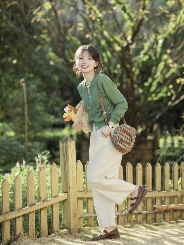 阔腿裤|复古风穿搭技巧,绿色针织开衫搭配阔腿裤甜美俏皮,简约又好看