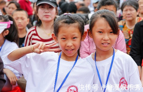 生双胞胎|30多对双胞胎相聚农村景区，还有一四胞胎，看看他们长得像么