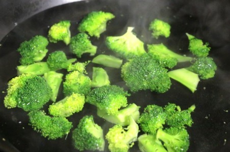 西兰花焯水用热水还是冷水教你西兰花焯水3个妙招，很多人做错