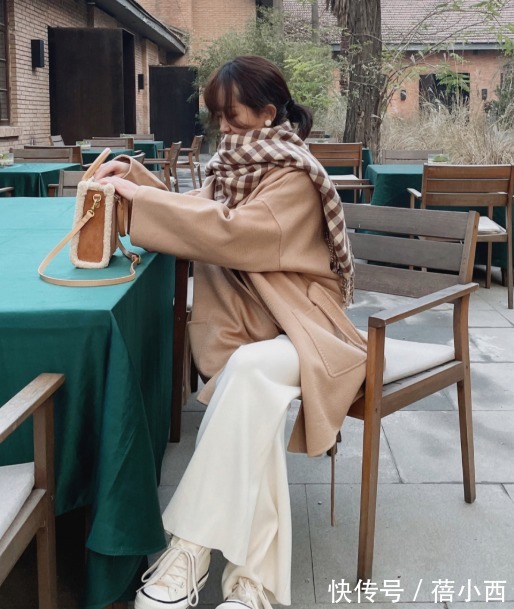 博主 羽绒服穿腻了?今年流行“大衣”,搭配毛衣、阔腿裤,时髦又洋气