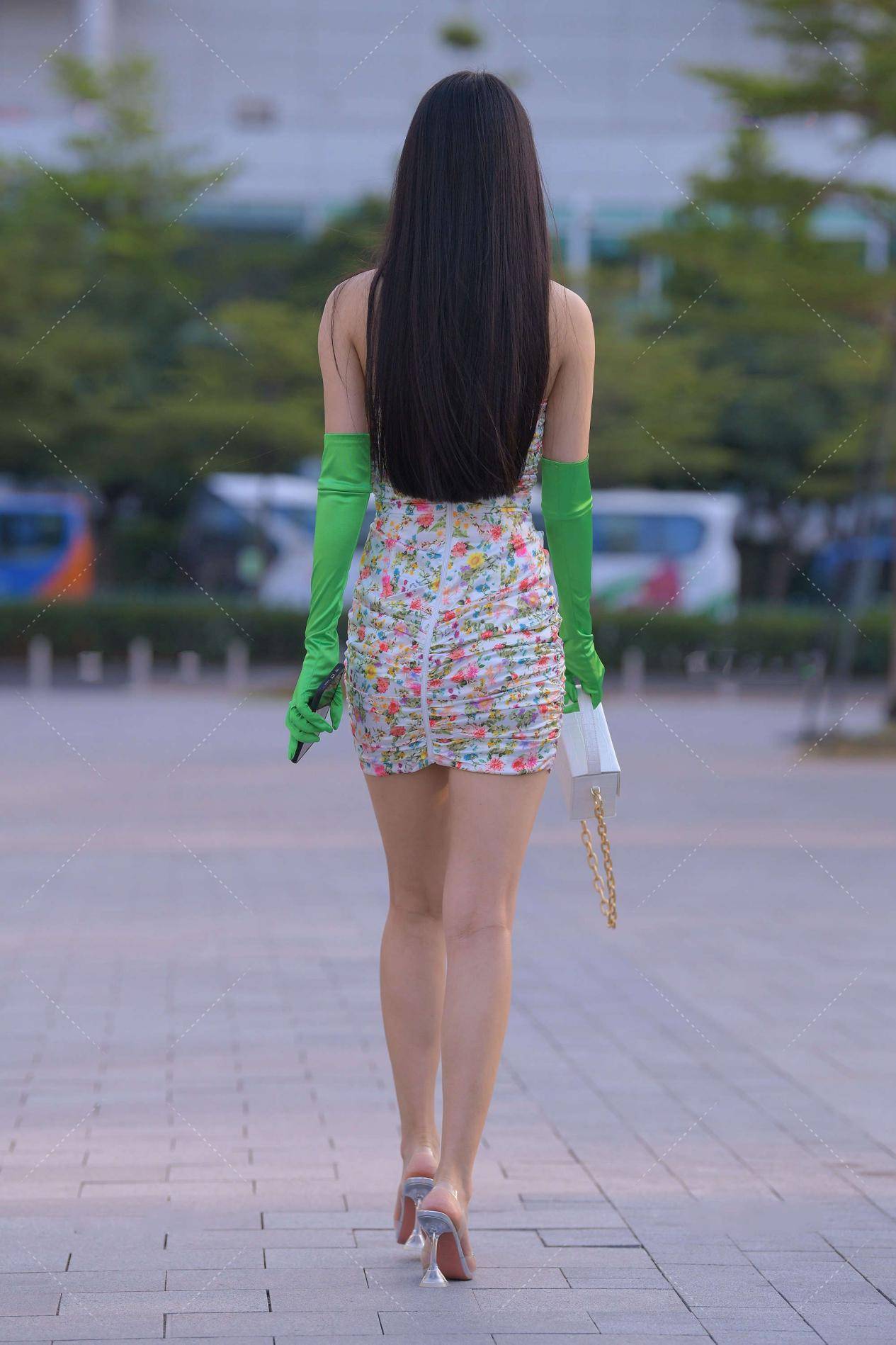 修身连衣裙显自信, 也很优雅, 戴上手套显高贵气质