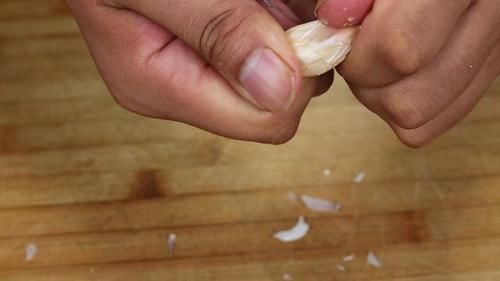 小机关|原来大蒜上还藏着小机关，一碰皮就脱落，今天才知道，太实用了